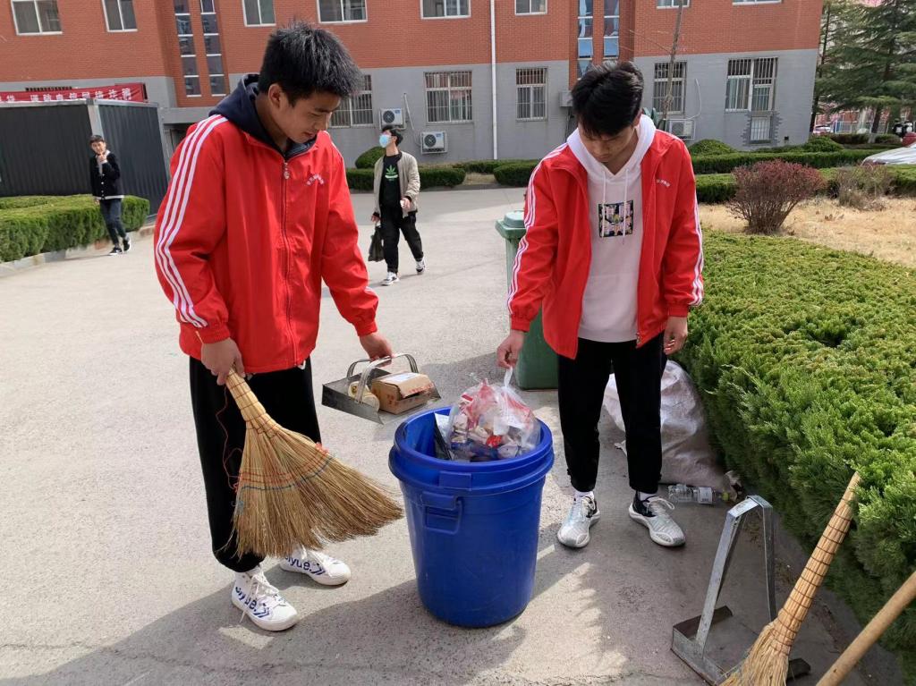 学生参加义务劳动照片图片